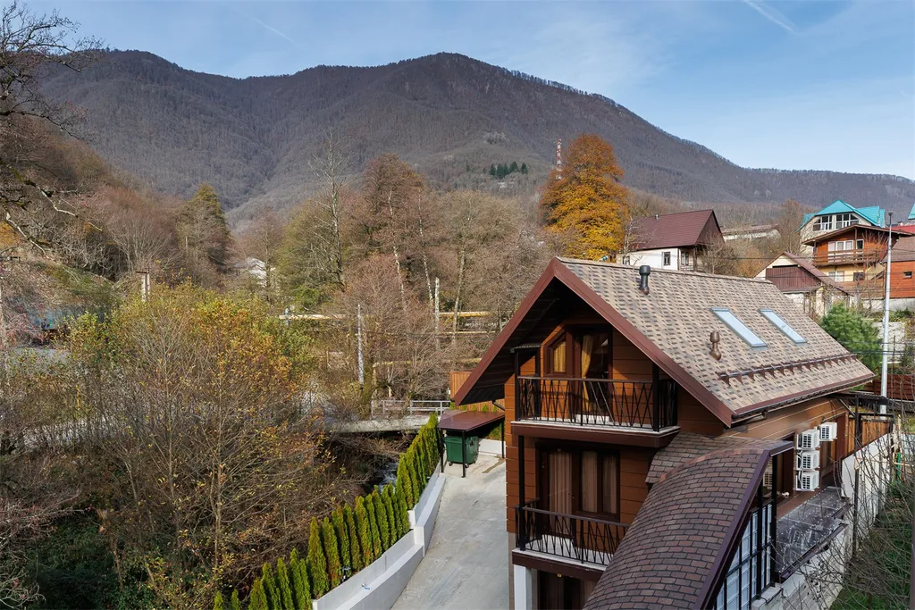 Двухэтажный коттедж, бассейн