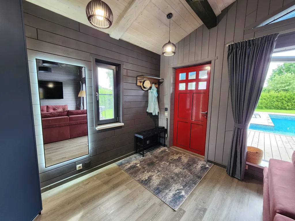 Дом с бассейном, в деревне