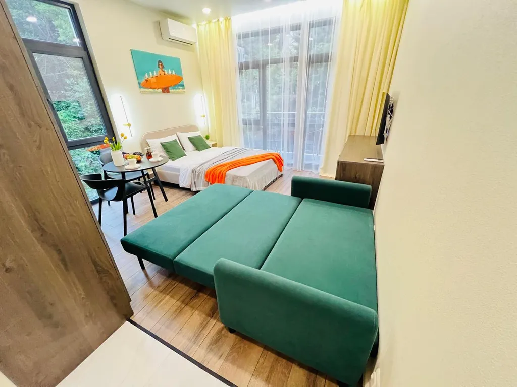 Апартаменты с балконом и бассейном на территории