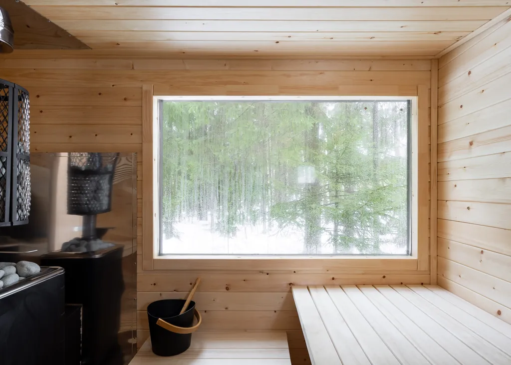 Загородный дом с террасой, баней и видом на лес