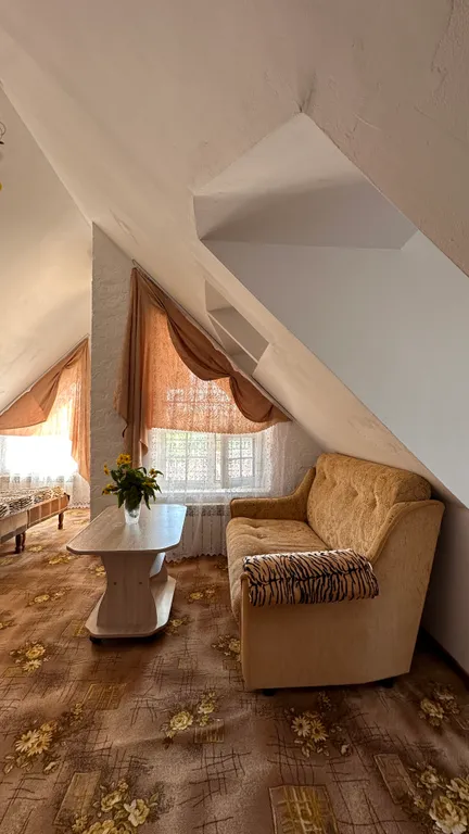 Благоустроенная комната в коттедже с двумя балконами и видом на море.