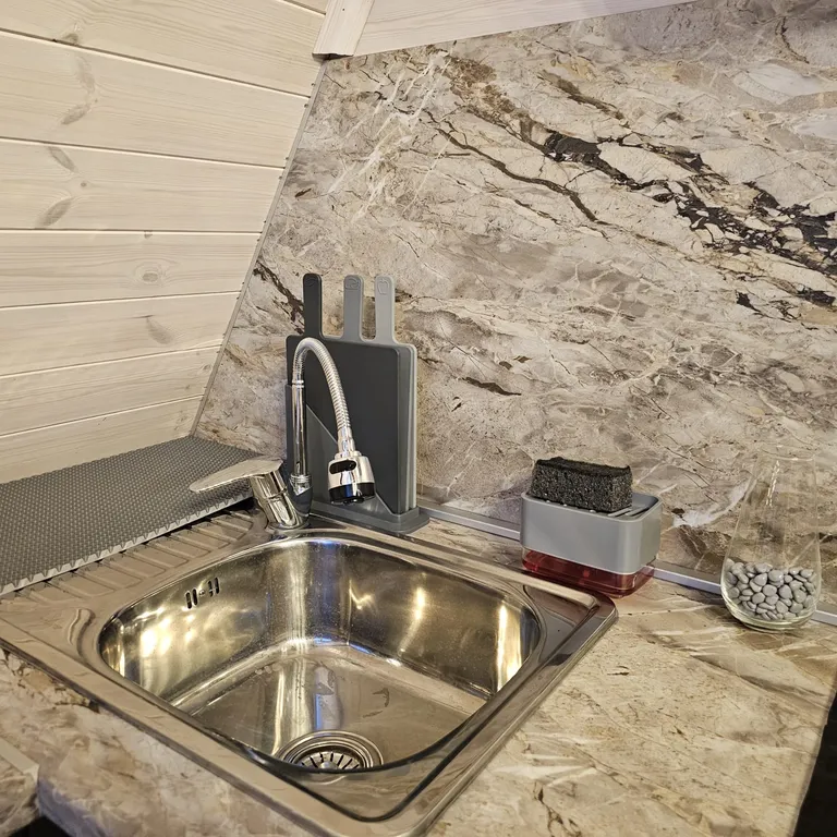 Шестиместный коттедж с изолированным участком 10 соток №1