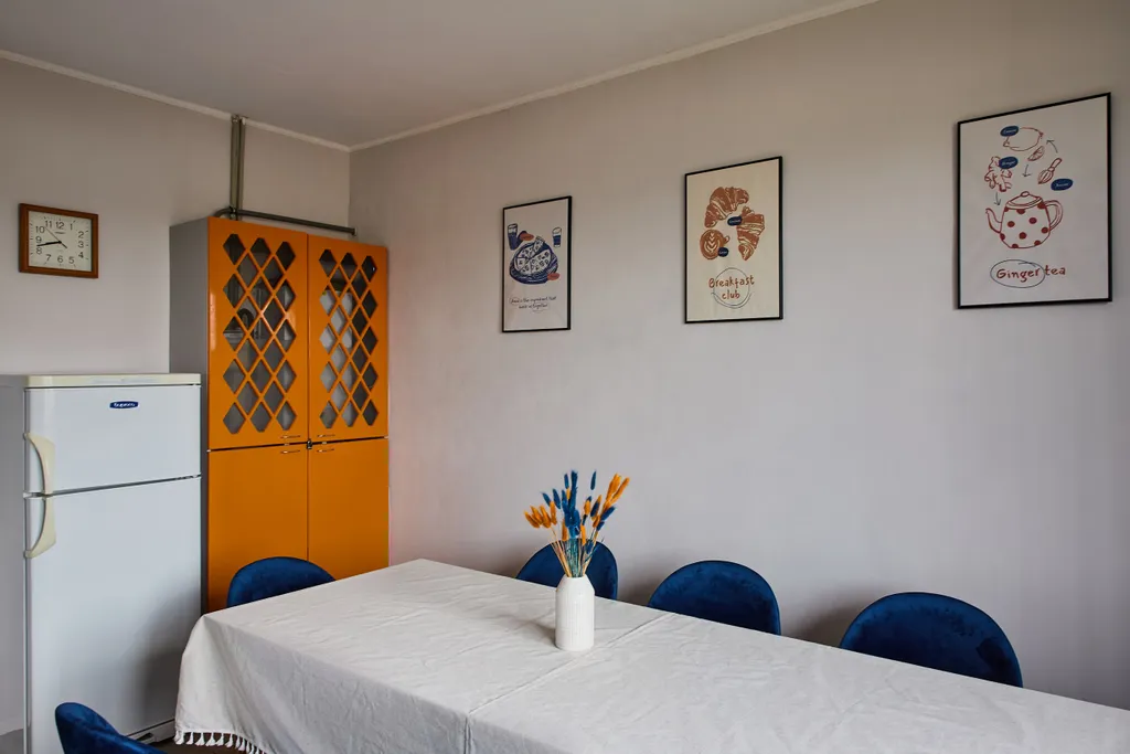 Дом с видом на монастырь