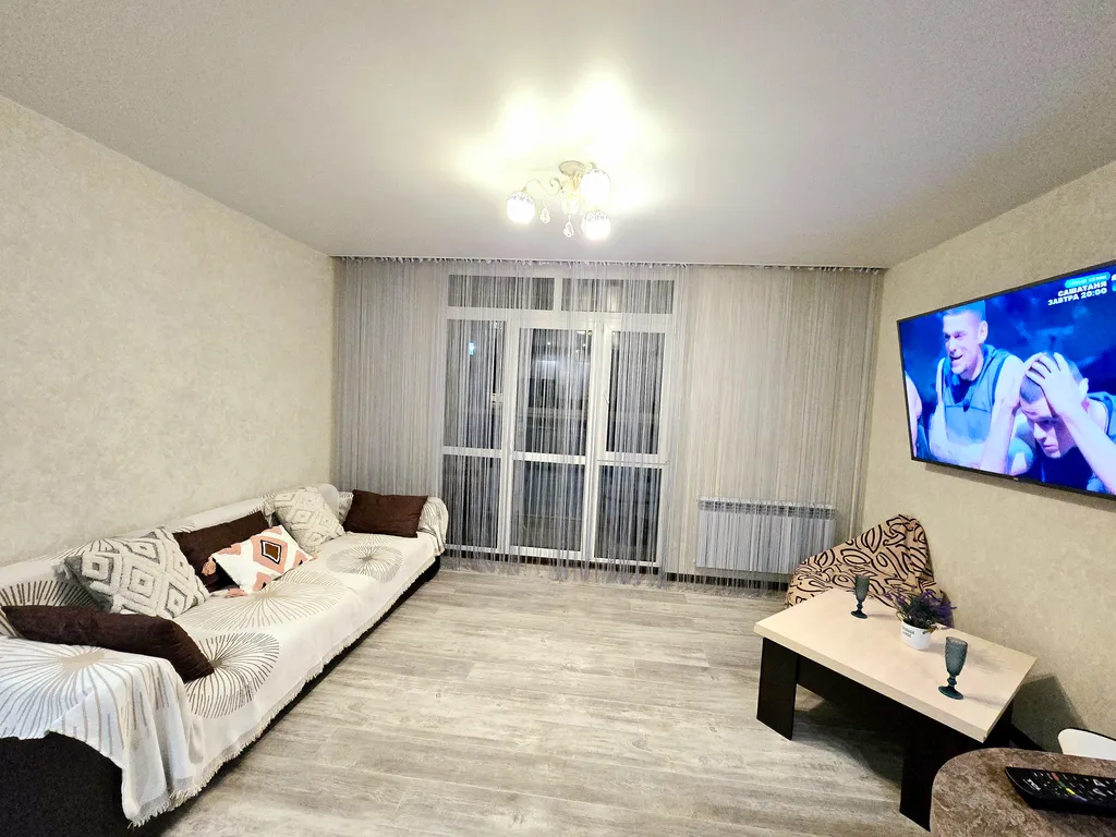 Шикарная квартира с огромным телевизором