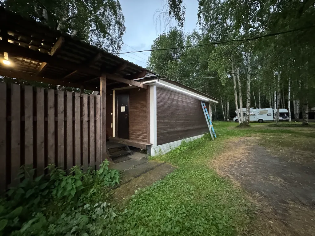 Дом на берегу озера в центре города