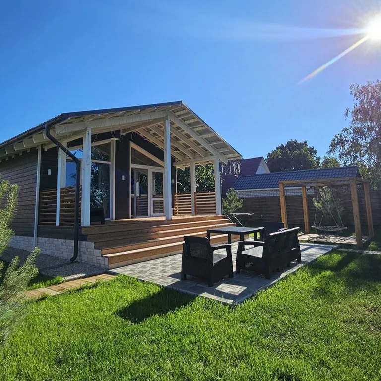 Уютный дом на берегу реки