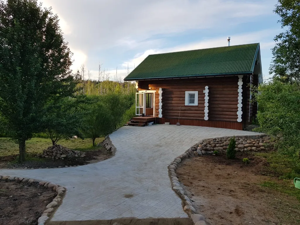 Дом у пруда