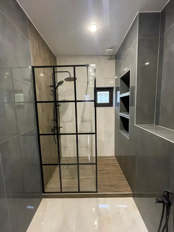 Современный коттедж рядом с заливом