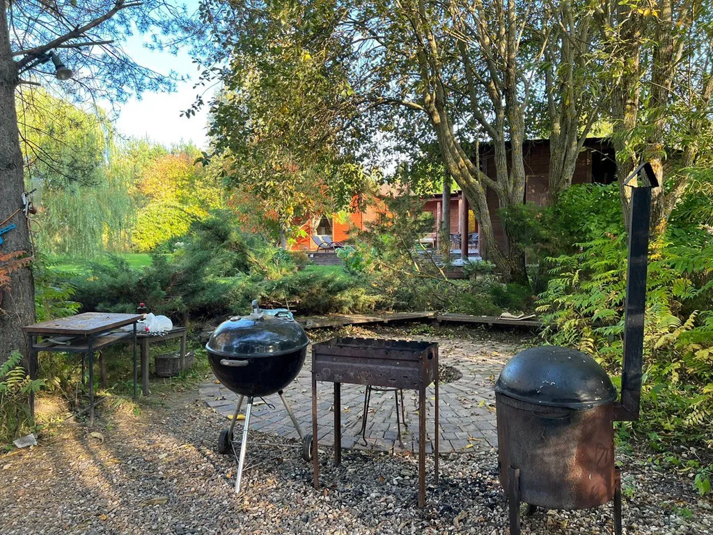 Коттедж Уютный деревянный дом с ландшафтным садом у озера — Шеметово