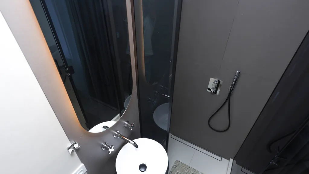 Современная студио с неповторимым дизайном