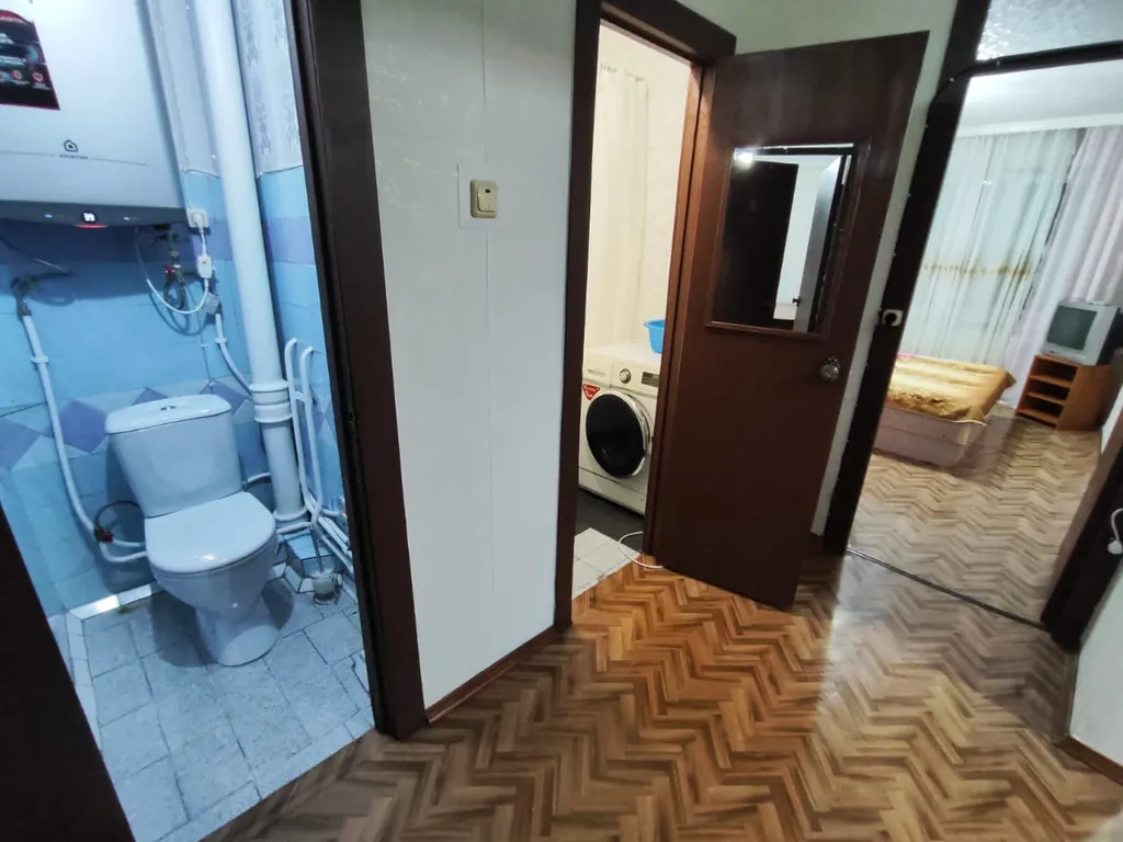 Чистая, скромная трёшка. С винтажной мебелью