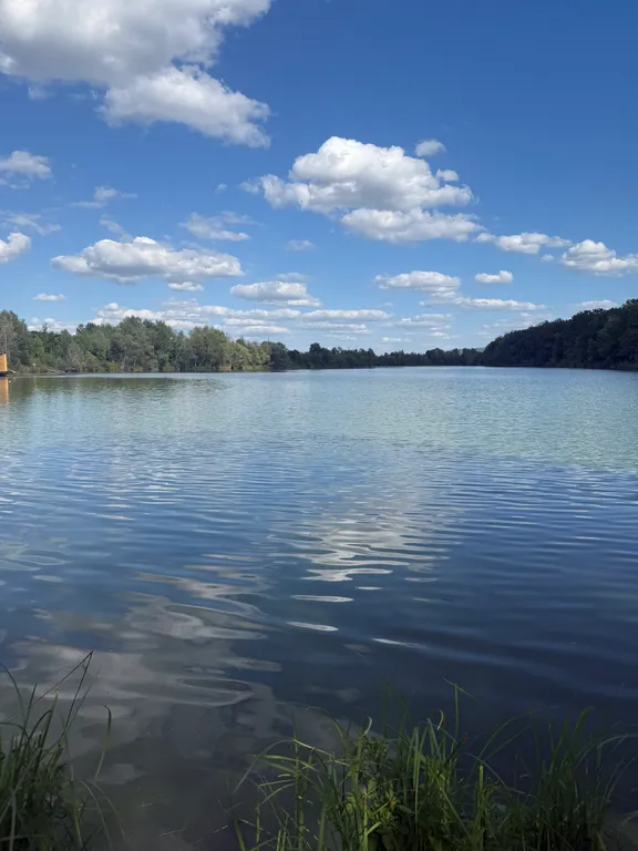 Зеркальный дом на воде