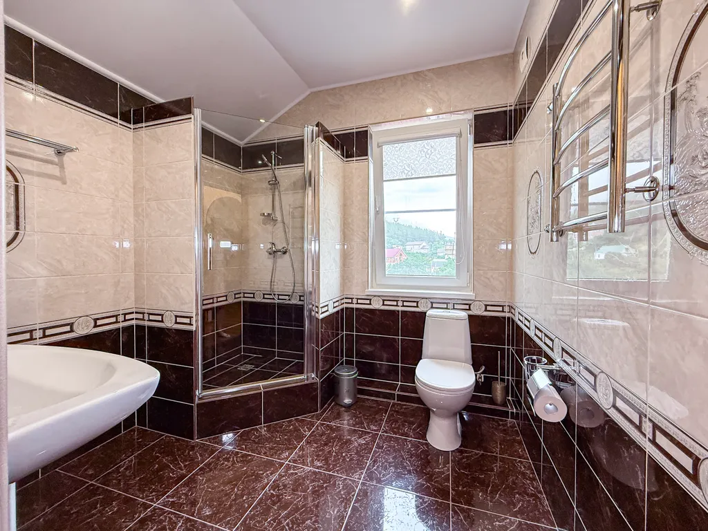 Просторный дом с видом на море и горы