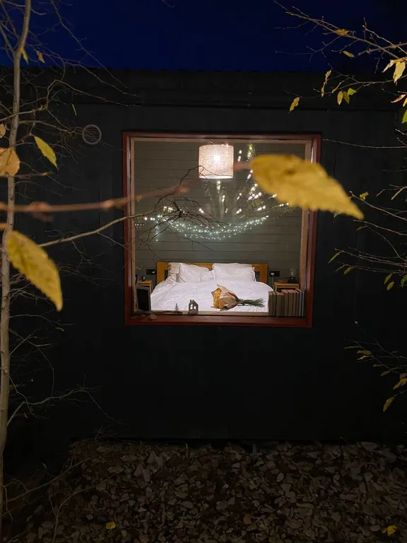 Дом на краю леса с видом на горы