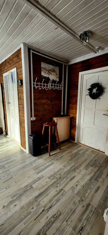 Коттедж на берегу реки с видом на сосновый лес