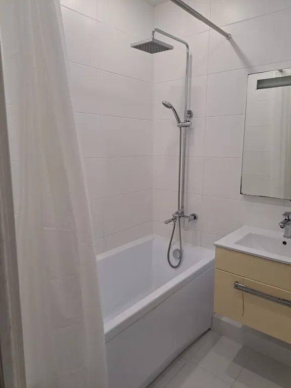 Две изолированные спальни с видом на горы в центре Ялты.