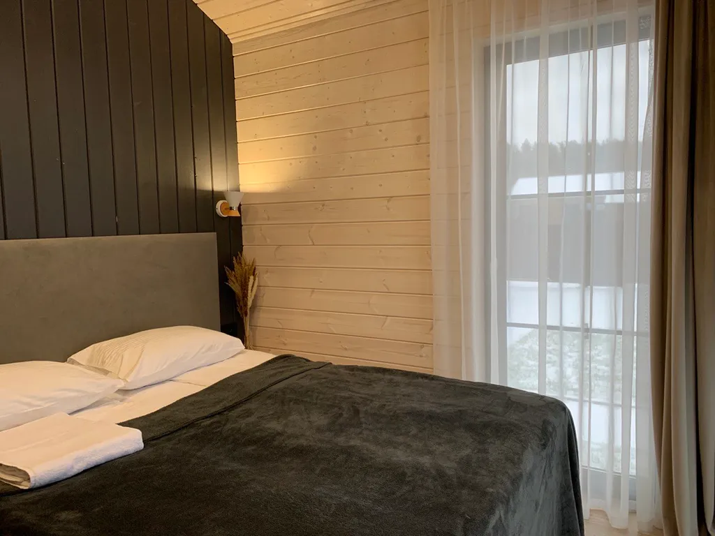 Дом под горой у реки