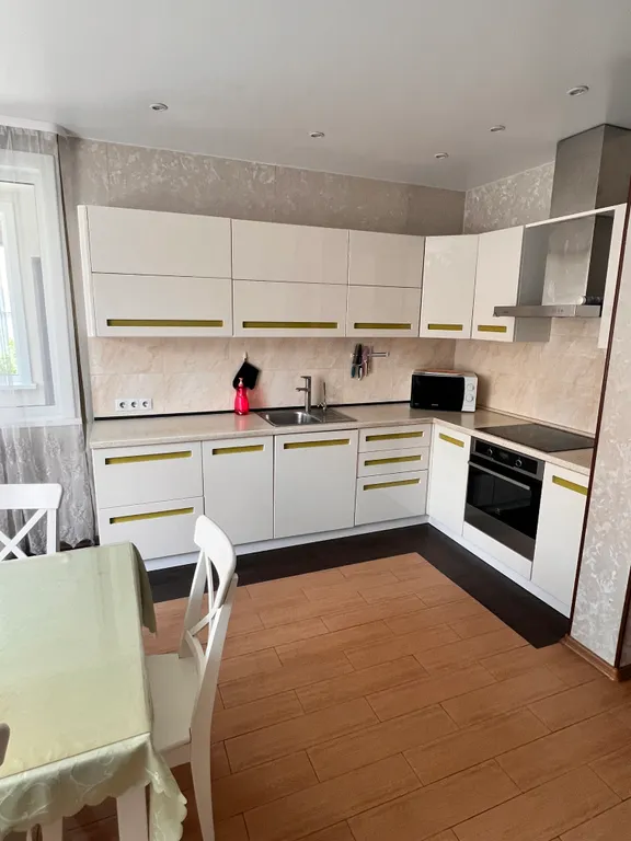 Евротрешка в таунхаусе с лужайкой и зоной барбекю