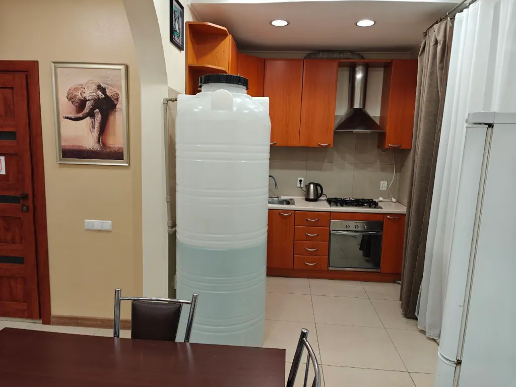 С круглосуточной водой двухкомнатная квартира в центре возле большого ТоргЦентра