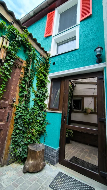 Домик в уютном дворе у моря