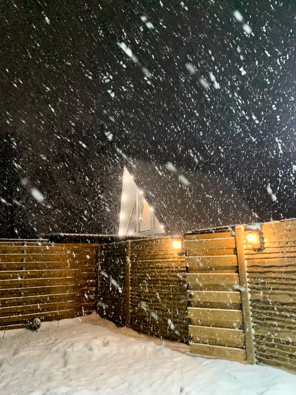 Отдельный домик а-фрейм с бассейном и видом на горы