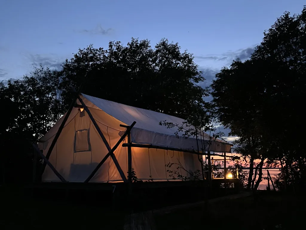 Сафари-тент эко-глэмпинг на берегу озера