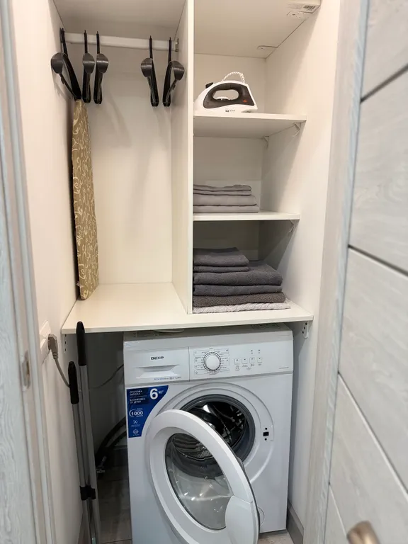 Студия с панорамными окнами и видом во двор