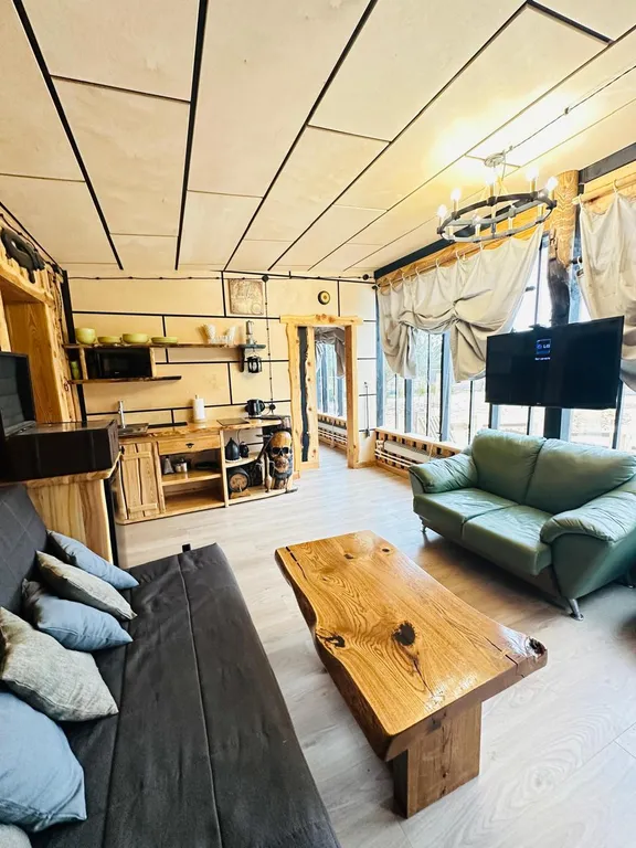 Дом у пруда с пляжем