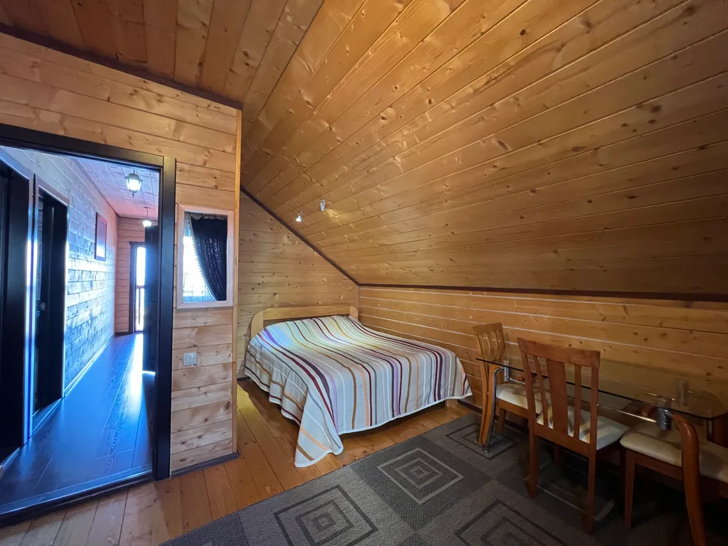 Дом с сауной и большой ванной на террасе