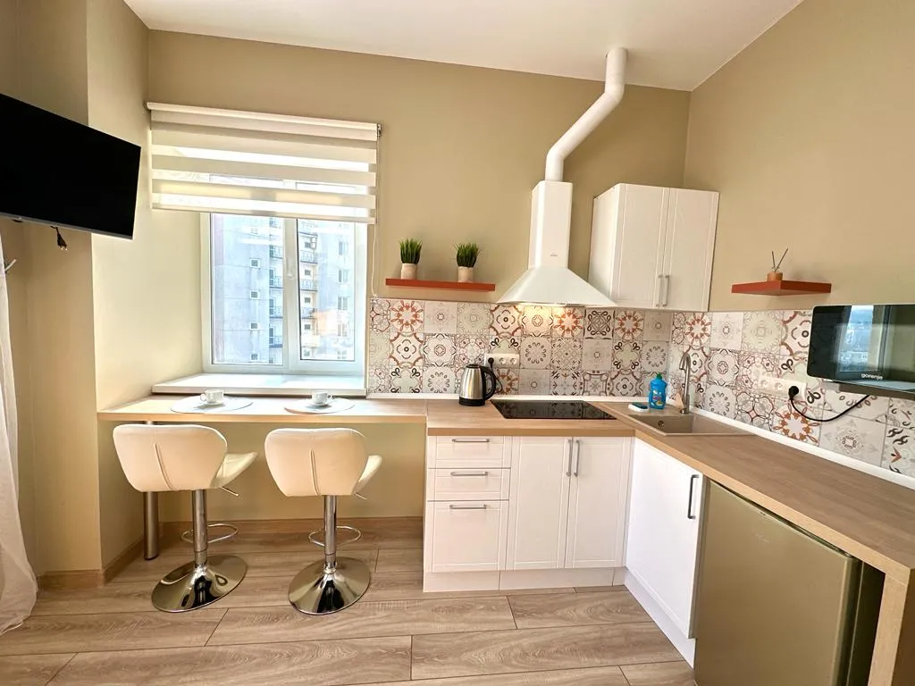 Апартамент с двумя окнами в топовой локации рядом с морем