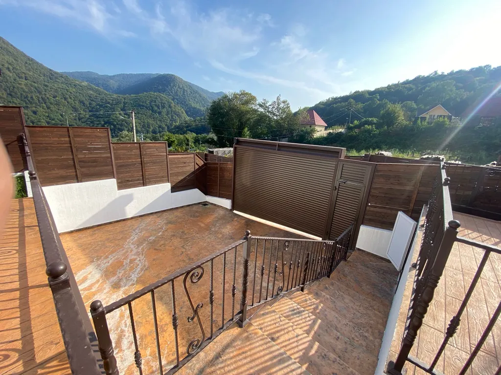 Дом с бассейном и домашним кинотеатром