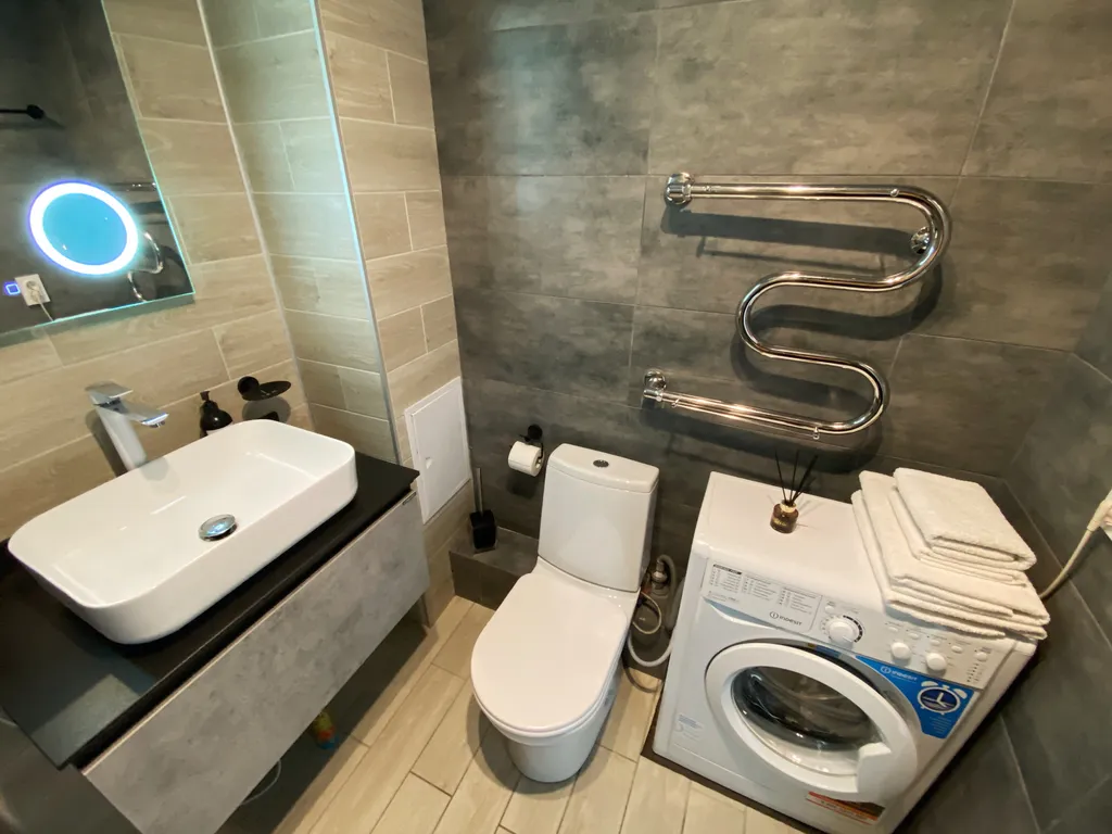 Crystal View — студия с панорамными окнами и закатом за стеклом