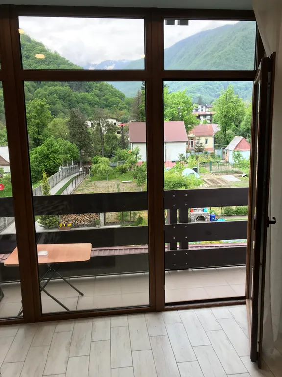 Панорамная студия с потрясающим видом на горы в центре красной поляны