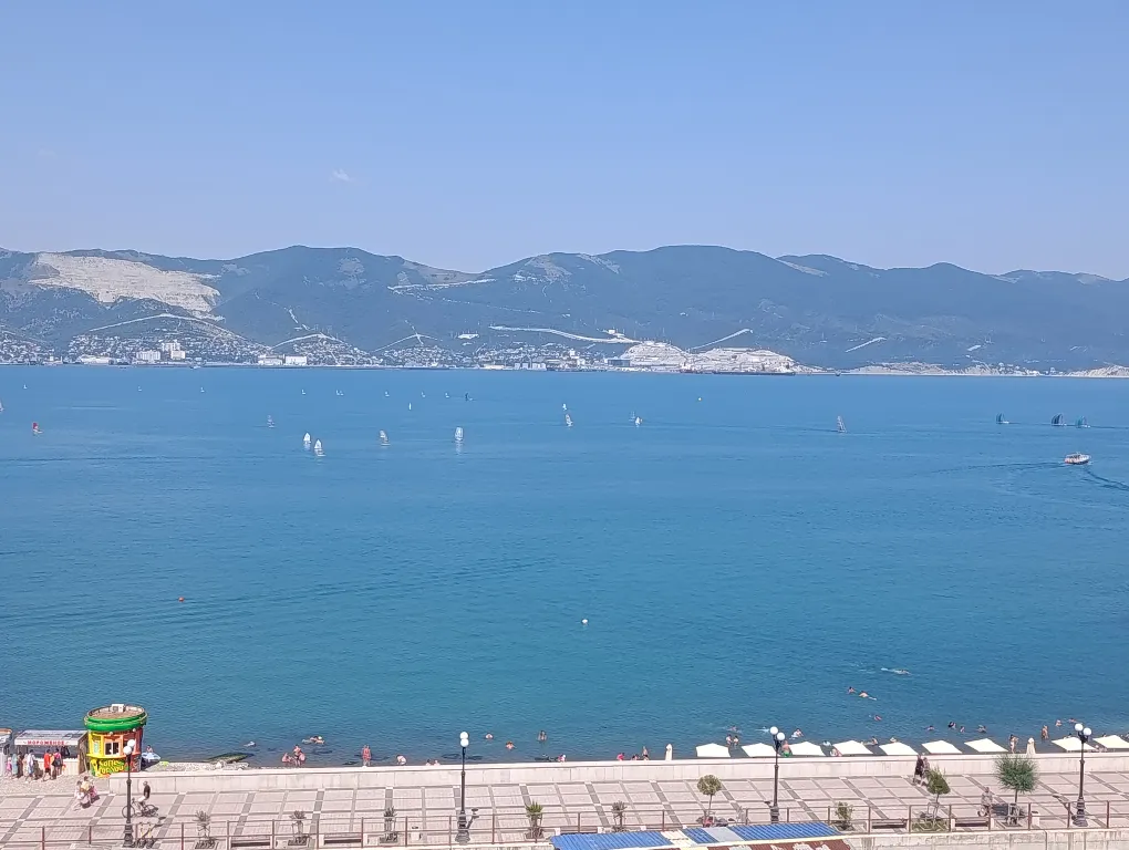 Новая евро-двушка с панорамным видом на море и пляж перед домом