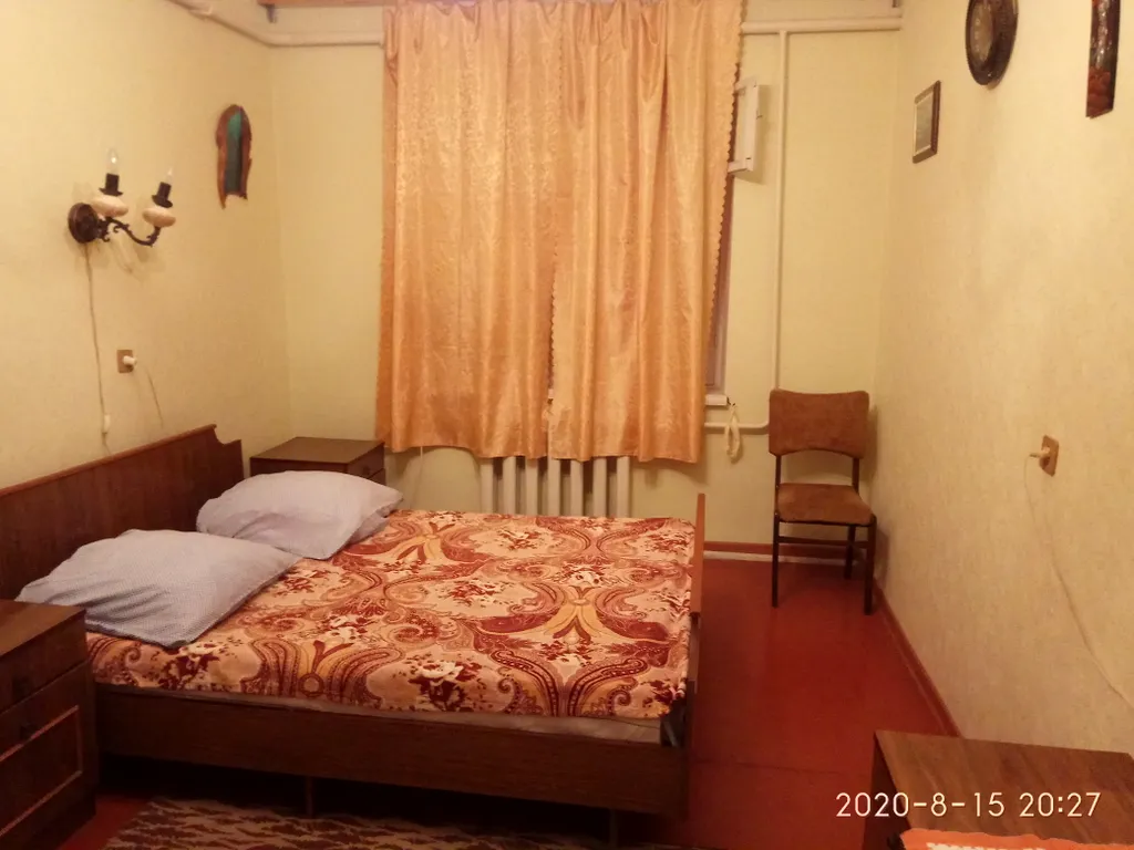 Светлая комната с видом на осенний сад