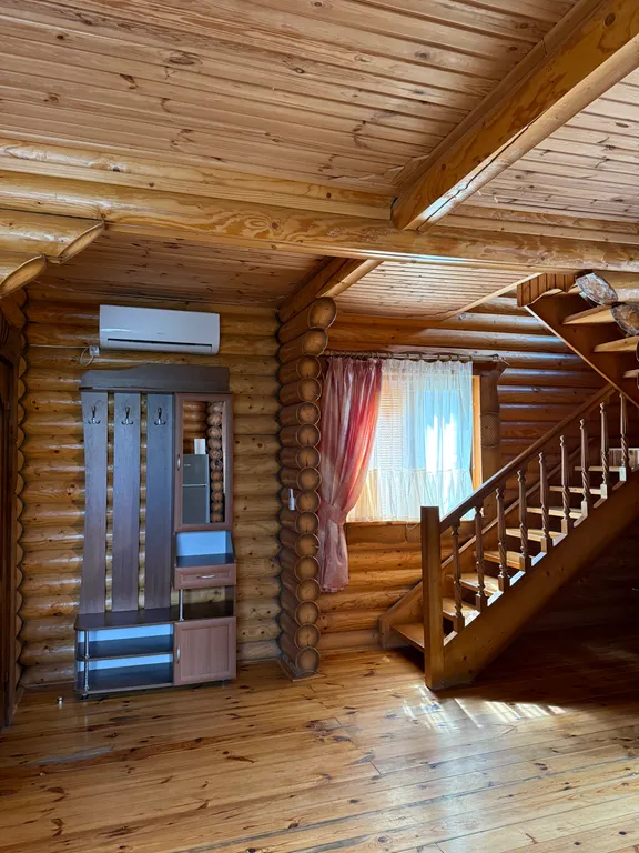 Деревянный домик возле моря