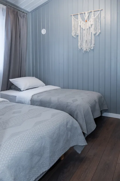 Дом на берегу лесного озера