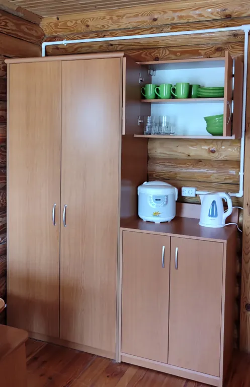 Двухэтажные срубы на берегу моря