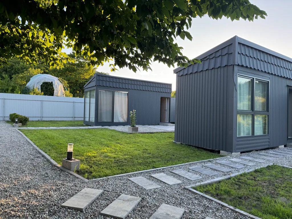 Уютный панорамный домик в глэмпинге у моря