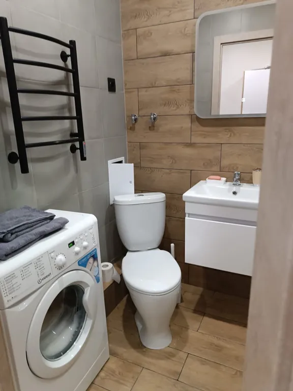 Уютная, чистая студия с красивым видом из окна