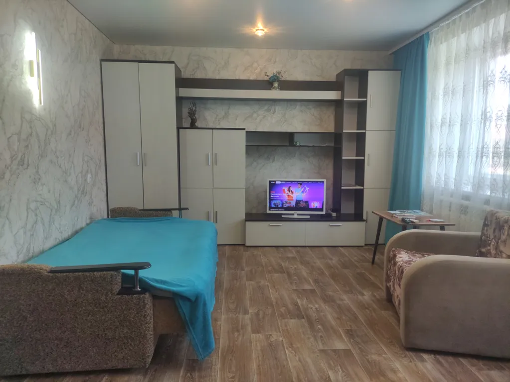 Просторная квартира через дорогу от территории монастыря