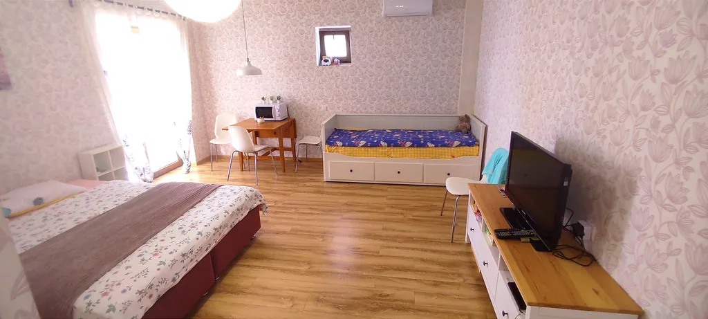 Студия у моря, Итальянская деревня