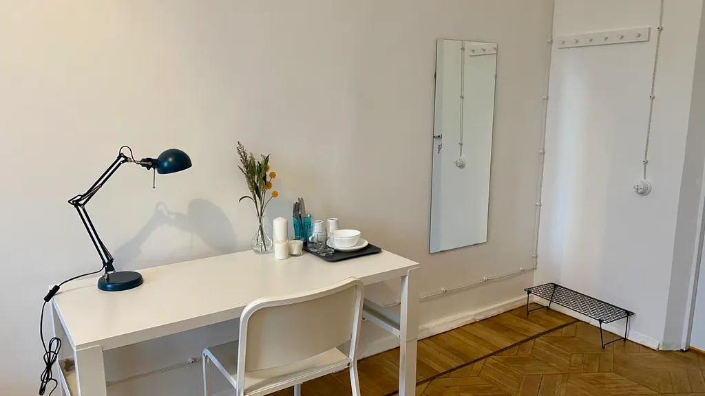 Комната с высокими потолками в центре