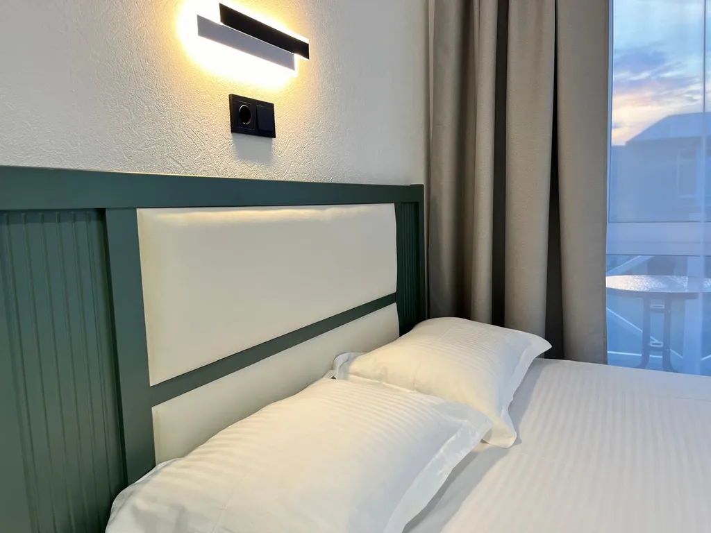 Студия с видом на горы и балконом