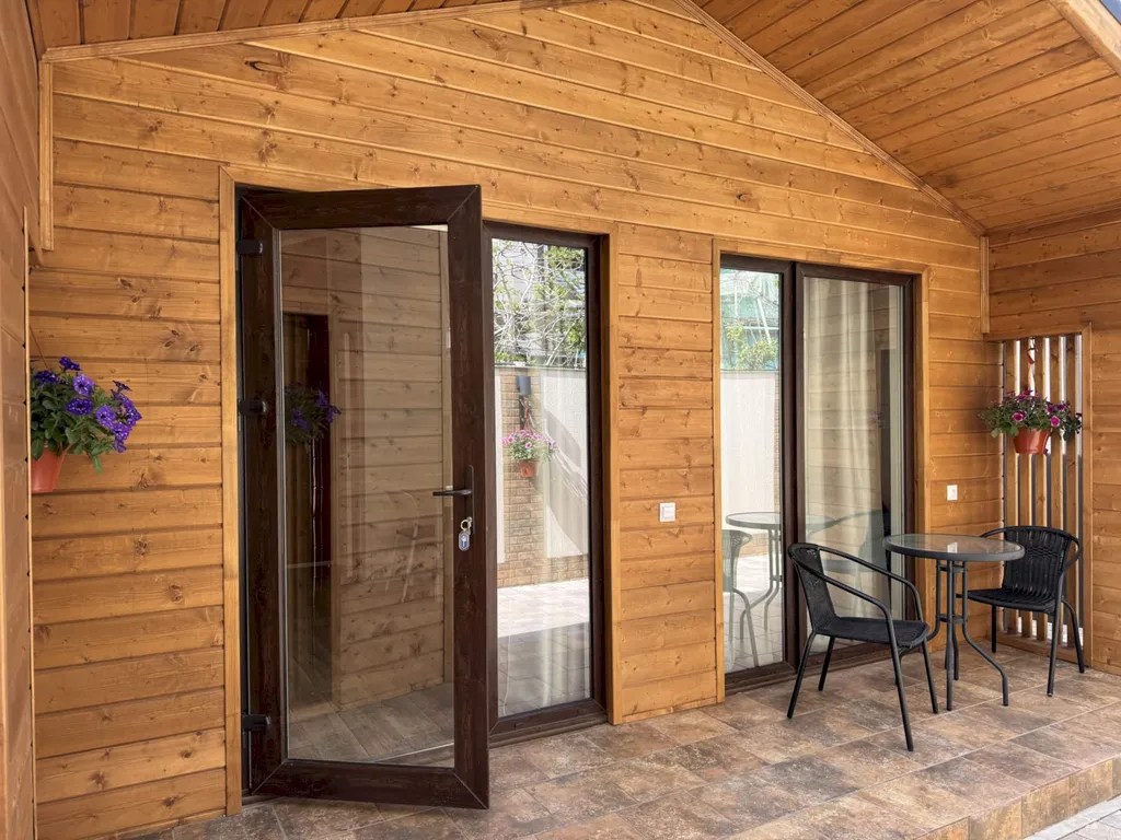 Коттедж Коттедж Деревянный Барнхаус с террасой и парковкой - 7 минут до моря — Геленджик