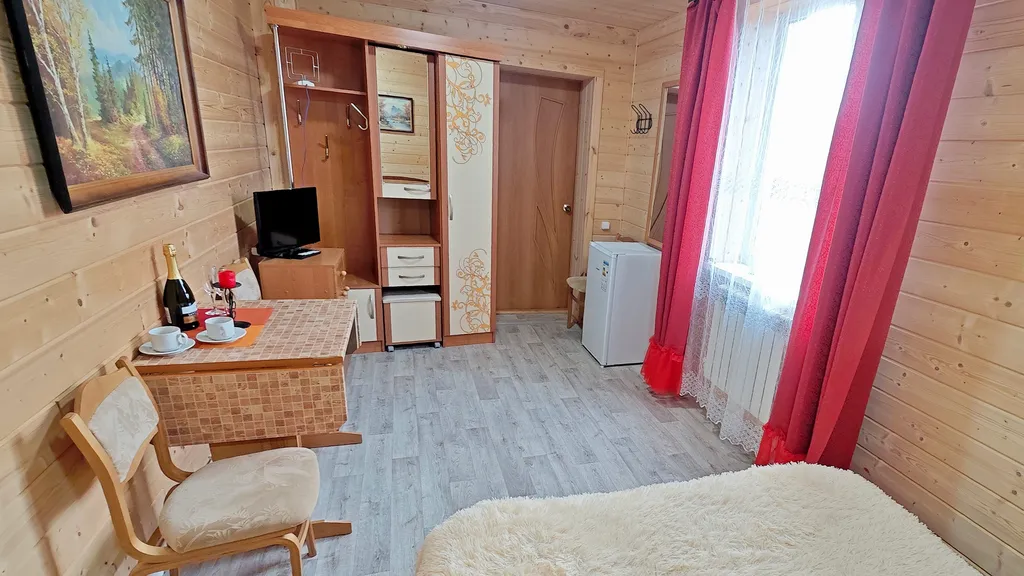 Красная студия старт с кухней и ванной комнатой