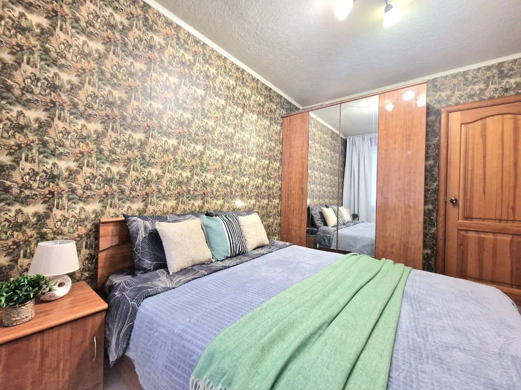 Квартира Трёхкомнатная квартира — Екатеринбург