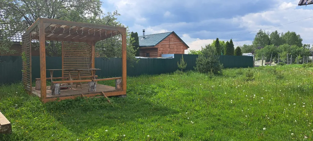 Дом в деревне с баней