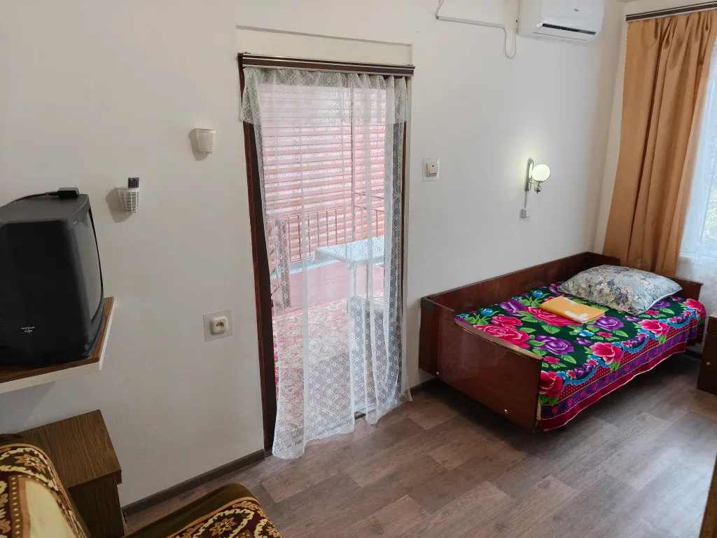 Номер со своей территорией для отдыха под навесом