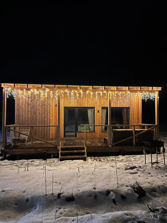 Гостевой дом с панорамными окнами с крытой террасой